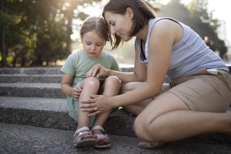 Fracturi si arsuri la copii sub 6 ani: de ce sunt mainile cele mai expuse si cum le protejam